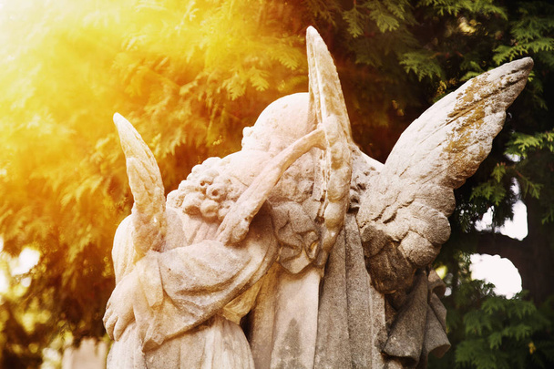 Ókori kőszobor kis angyalok őrök gyerekeknek jelképe (szeretet, a hit, a remény, a vallás, a kereszténység, jó koncepció) - Fotó, kép