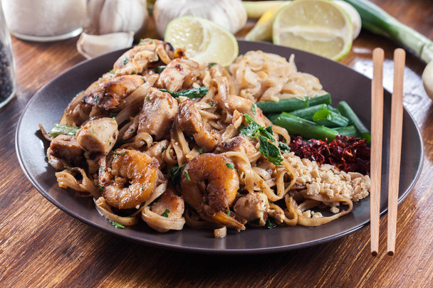 Pad Thai with chicken and shrimp. Thai dish - Foto, afbeelding