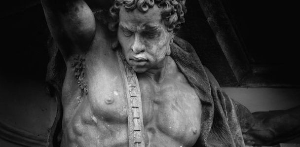 Muinainen vahvan miehen patsas kahleineen orjuuden vastaisten taistelujen symbolina
. - Valokuva, kuva