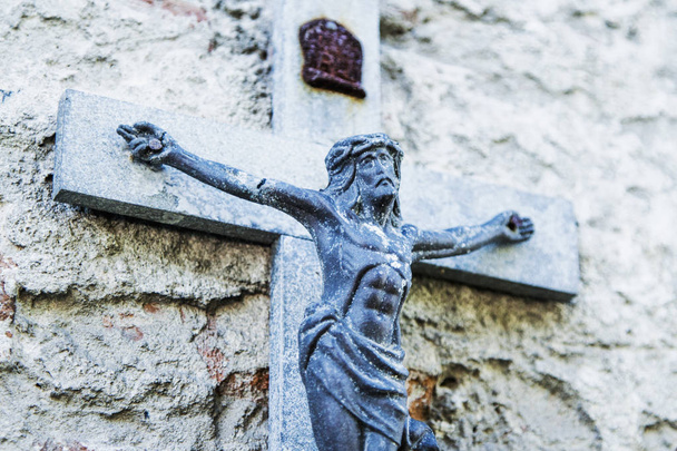 Βρώμικο αντίκες άγαλμα του Τιμίου Σταυρού με σταυρώθηκε ο Ιησούς Χριστός θρησκεία, πίστη, θάνατος, Ανάσταση, έννοια της αιωνιότητας) - Φωτογραφία, εικόνα