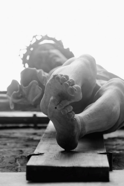 Нижній уявлення про стародавніх статуя розп'яття Ісуса Христа (віри, релігія, страждання, любов, концепція Бога) - Фото, зображення