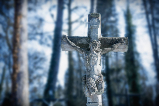 crucifixión de Jesucristo como símbolo de resurrección e inmortalidad del alma humana (antigua estatua de piedra
) - Foto, Imagen