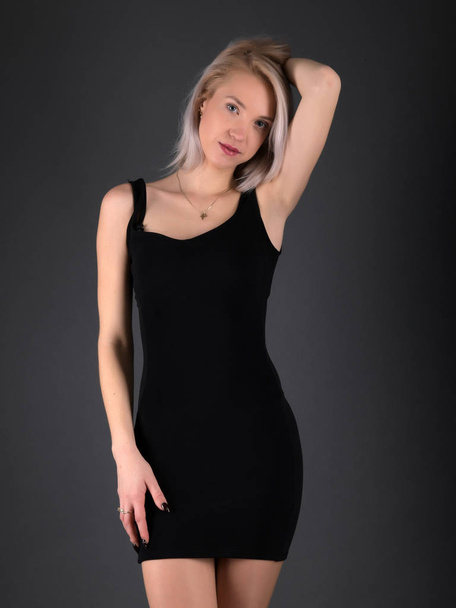 foto estúdio de moda de mulher sensual lindo com cabelo loiro e maquiagem brilhante em vestido preto elegante - Foto, Imagem