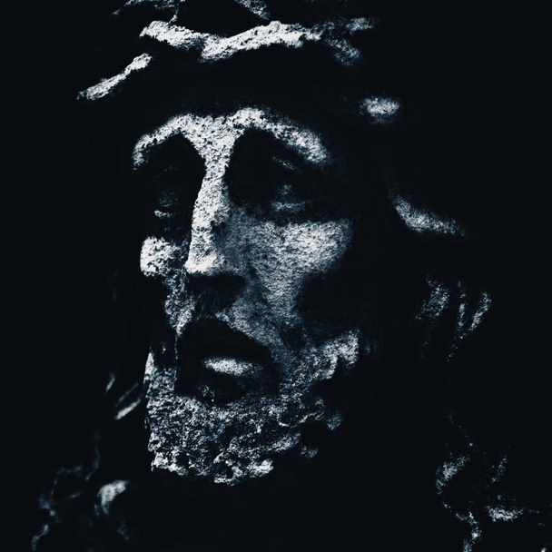 El rostro de Jesucristo. Estatua antigua. Usando sombras profundas para fotos dramáticas
. - Foto, imagen