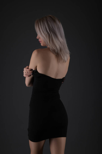 módní studio fotografie nádherné smyslné ženy s blond vlasy a světlé make-up v elegantních černých šatech - Fotografie, Obrázek