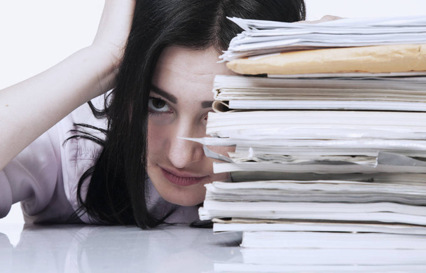 κουρασμένος και εξαντλημένος γυναίκα που εργάζεται με έγγραφα (ψυχολογικό πορτρέτο, επιθετικότητα, οργή, απογοήτευση) - Φωτογραφία, εικόνα