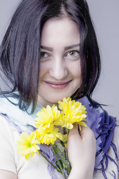 Πορτρέτο του όμορφη νεαρή γυναίκα ευτυχισμένη με λουλούδι - Φωτογραφία, εικόνα