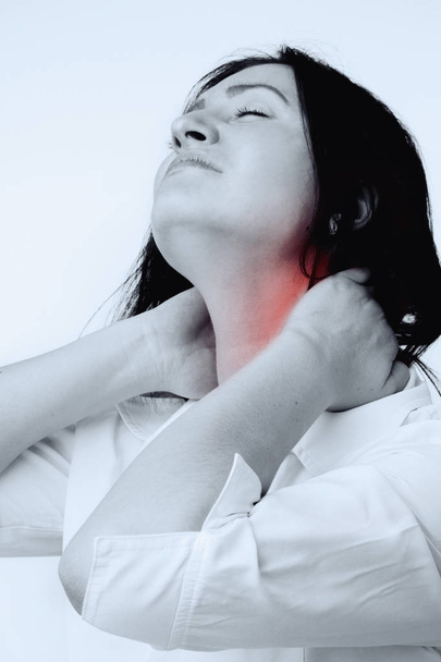 Ένταση γίνεται ένας πόνος στο λαιμό (η γλώσσα του σώματος) - Φωτογραφία, εικόνα