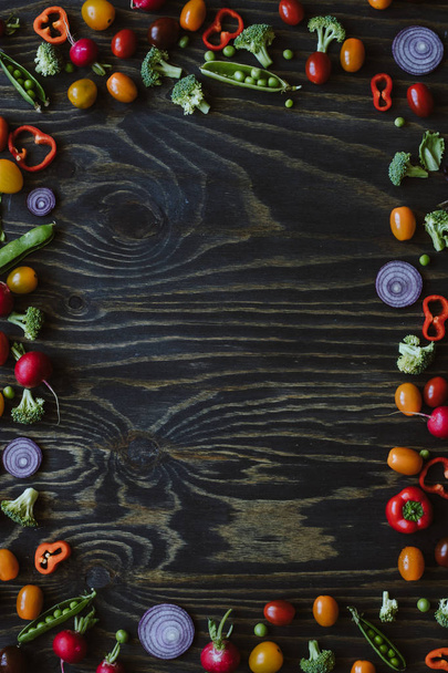 Concepto de comer limpio. Marco de verduras orgánicas frescas sobre mesa de madera. Vista superior con espacio de copia
  - Foto, Imagen
