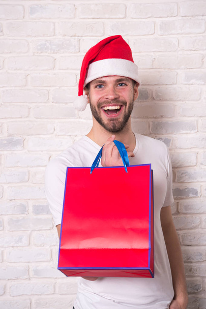 happy santa man. man in santa hat hold christmas present. delivery christmas gifts. The morning before Xmas. online christmas shopping. Happy new year, copy space. Christmas composition. Thank you - Zdjęcie, obraz