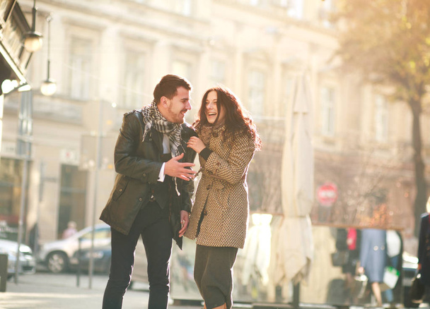 Romántica pareja joven feliz enamorada en una ciudad turística divirtiéndose juntos en la luz del atardecer
 - Foto, Imagen