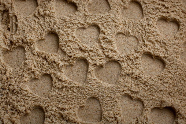 Forme del cuore fatte sullo sfondo di sabbia in vista - Foto, immagini