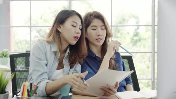 Atraktivní chytré kreativní Asijské obchodní ženy v neformálně nosí práce na ploše zatímco sedí na stole v kanceláři. Ženy pracují v kanceláři koncept. - Záběry, video