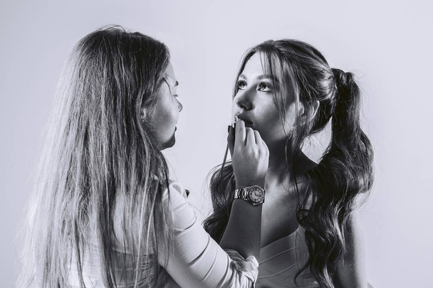 Make-up artist at work. Girl puts make-up models in studio - Valokuva, kuva