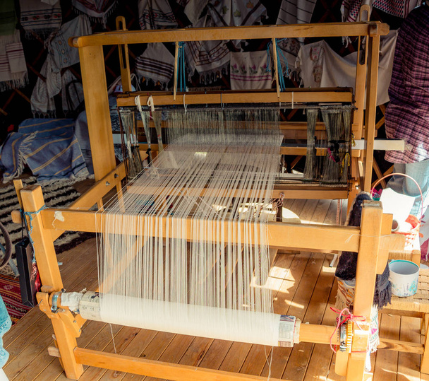 Tapis de types traditionnels fabriqués sur un métier à tisser - Photo, image