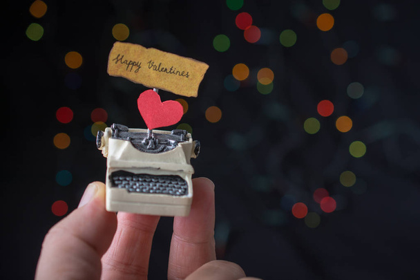 Dia dos Namorados formulação em máquina de escrever rasgada como conceito de amor - Foto, Imagem