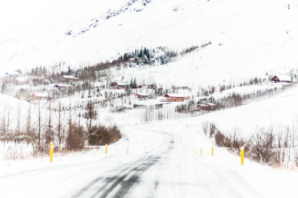 Beautiful and dangerous driving road in winter snow Iceland - Foto, Imagem