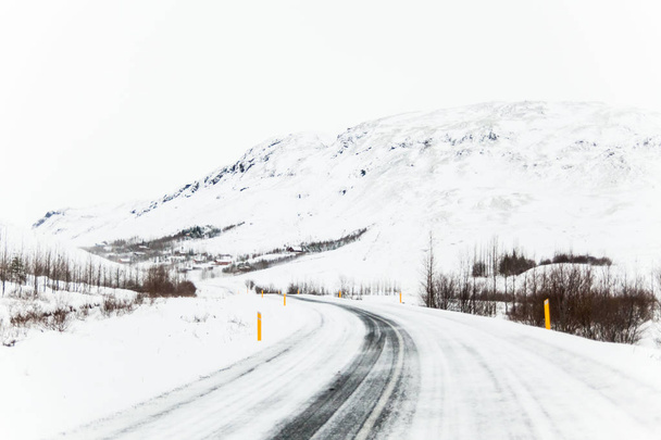 Estrada de condução bonita e perigosa no inverno neve Islândia - Foto, Imagem