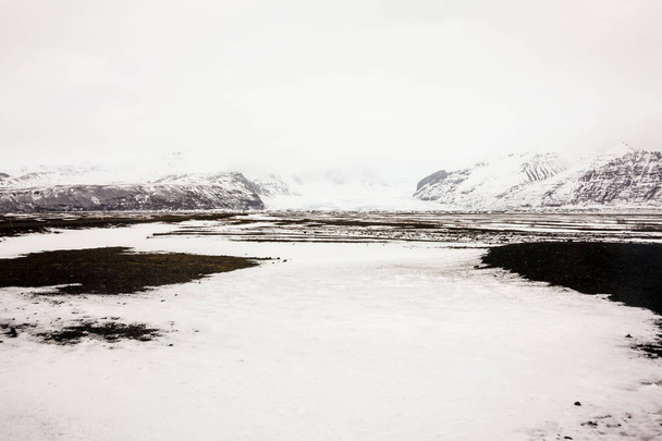 Estrada de condução bonita e perigosa no inverno neve Islândia - Foto, Imagem