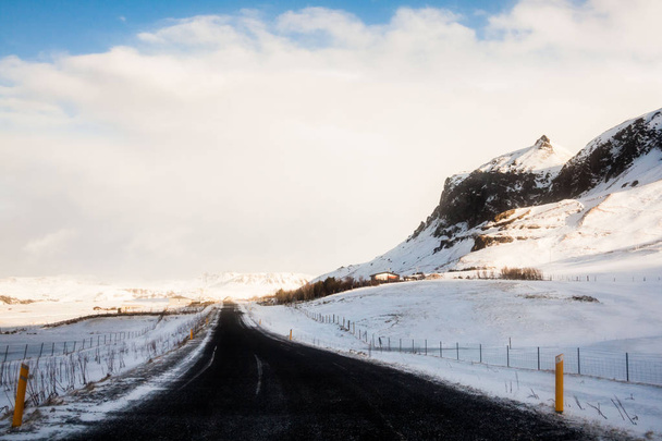 Hermosa y peligrosa carretera de conducción en invierno nieve Islandia - Foto, imagen