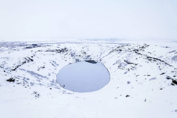 アイスランドの冬の雪の間のケリッド火山噴火口 - 写真・画像