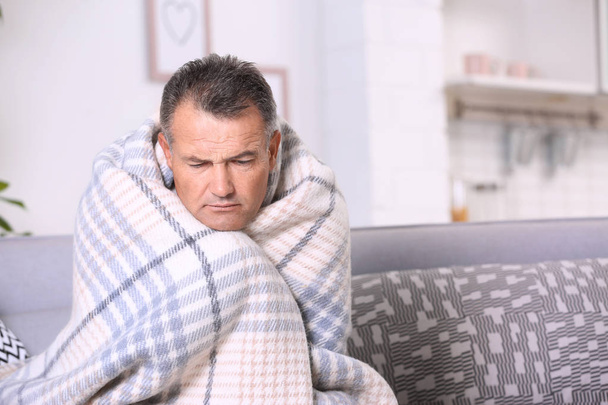 Homme souffrant de toux et de froid sur le canapé à la maison. Espace pour le texte
 - Photo, image