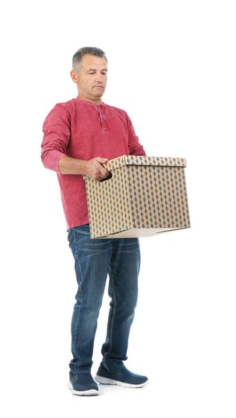 Full length portrait of mature man carrying carton box on white background. Posture concept - Foto, afbeelding