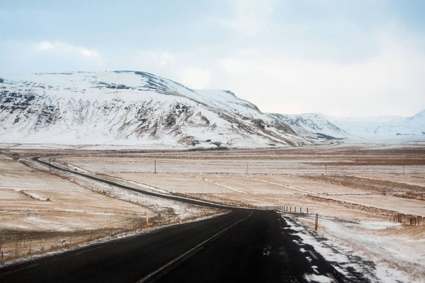 Dyrholaey kışın güney kıyısındaki Vik İzlanda köyünde bulunan küçük yarımada ya da promontuar manzarası - Fotoğraf, Görsel