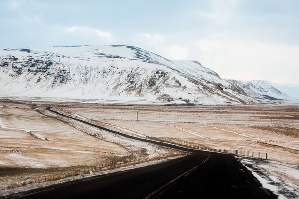 Dyrholaey vue en hiver qui est petite péninsule, ou promontoire situé sur le village de la côte sud Vik Islande
 - Photo, image