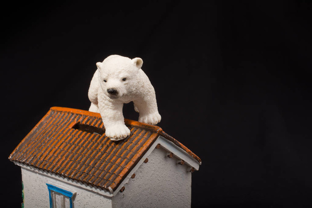 IJsbeer model geplaatst op een modelhuis - Foto, afbeelding