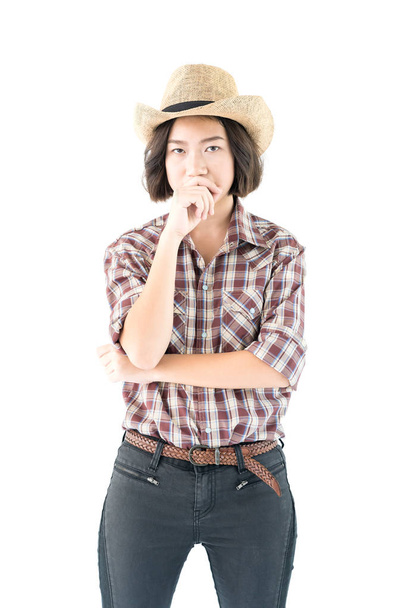 Genç kadın kovboy şapkalı güzel ve silah ile ekose gömlek izole üzerinde beyaz arka plan geçti - Fotoğraf, Görsel