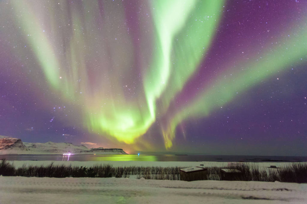 Schöne Polarlichter oder besser bekannt als Nordlichtansicht in Island im Winter  - Foto, Bild