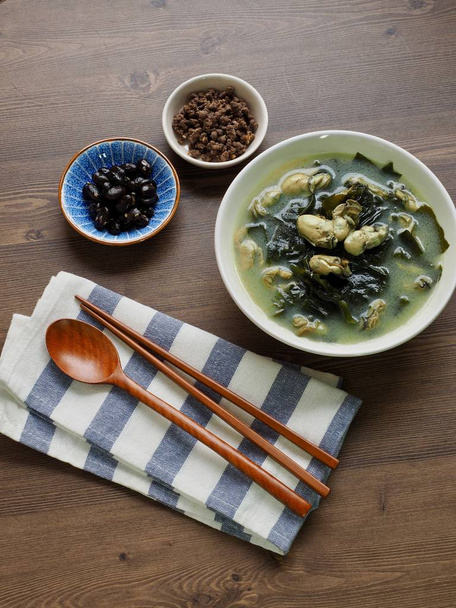 Korean food Oyster Seaweed Soup, Miyeok-guk - Foto, imagen