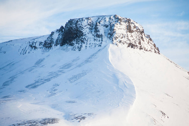 Прекрасный зимний снежный ландшафт Снайфельснесвегур возле Киркьюфелла
 - Фото, изображение