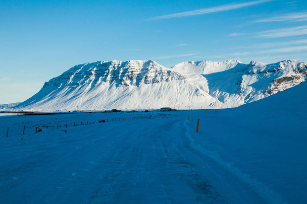Прекрасний зимовий сніговий пейзаж Snaefellsnesvegur біля Кіркджуфелла. - Фото, зображення