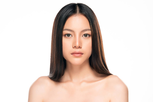 Belle jeune femme asiatique avec un look propre de peau fraîche. Fille beauté soin du visage. Traitement du visage. Cosmétologie, beauté et spa. - Photo, image