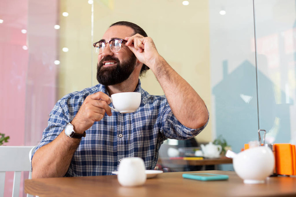 Successful businessman wearing glasses having coffee break in cafeteria - Valokuva, kuva