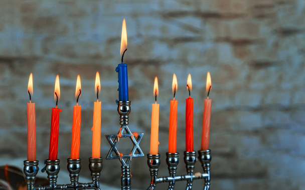 Menorah pour les fêtes juives brûlant des bougies hanoukka dans une menorah sur fond bleu
 - Photo, image