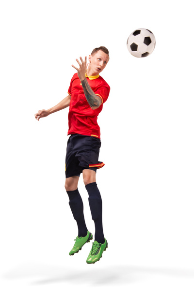 voetballer raken van de bal met hoofd geïsoleerd op wit - Foto, afbeelding
