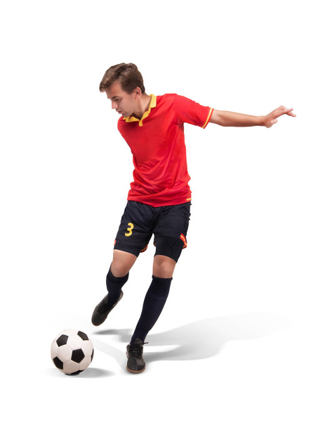 ποδοσφαιριστής που κλωτσάει την μπάλα στο απομονωθεί σε λευκό - Φωτογραφία, εικόνα