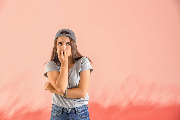 Эмоциональная молодая женщина после ошибки на цветном фоне
 - Фото, изображение