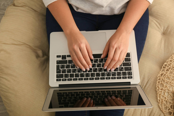 Femme utilisant un ordinateur portable à la maison - Photo, image