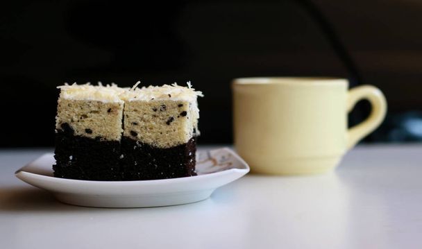 Lapis talas Bogor или Bogor Layered Taro Cake из Западной Явы. Изготовлен из таро муки, шоколада, ванили и сыра
. - Фото, изображение