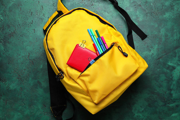 Aranyos hátizsák iskolai papíráru színes háttérrel - Fotó, kép