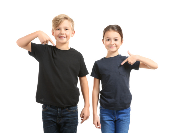 Симпатичные дети в футболках на белом фоне
 - Фото, изображение