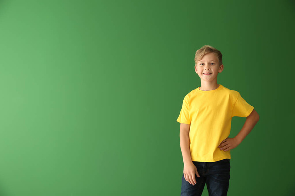 Lindo chico en camiseta sobre fondo de color
 - Foto, imagen