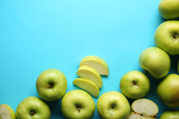 Ripe tasty apples on color background, top view - Φωτογραφία, εικόνα