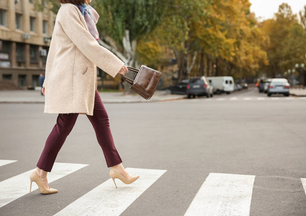Красива модна жінка перетинає дорогу
 - Фото, зображення