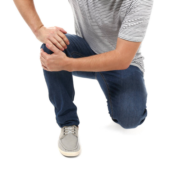 Uomo che soffre di dolore al ginocchio su sfondo bianco
 - Foto, immagini