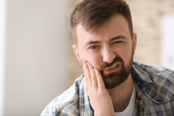 Чоловік, який страждає від зубного болю вдома
 - Фото, зображення